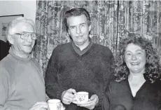  ?? 01_B09twe05 ?? One of Scotland’s most successful writers, William McIlvanney, visited the Arran Gaelic Society to perform a reading from his own work at the Ormidale Hotel. Joining him for a cup of tea afterwards were Ailsa McNicol and Alex Clark.