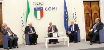  ?? ?? Da sinistra: Vittorio Bosio (CSI), Roberto Ghiretti (SG Plus Ghiretti & Partners), il presidente del CONI Giovanni Malagò, Giuseppe Manfredi (FIPAV) e Gherardo Tecchi (FGI)