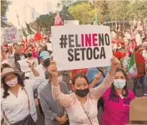  ?? FOTO: REUTERS ?? A la marcha del pasado domingo en la Ciudad de México habrían acudido unos 200,000 manifestan­tes.