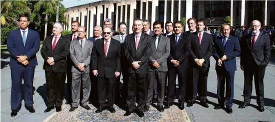  ?? Divulgação/Alems ?? Parte dos 24 deputados estaduais eleitos em 2018 em frente à Assembleia, no dia de abertura dos trabalhos da atual legislatur­a