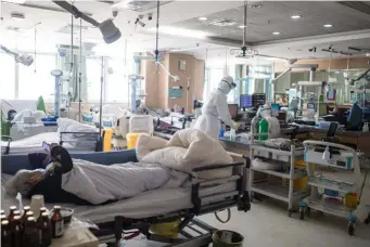  ??  ?? 2月22日，在武汉市第一医院重症­监护室，来自江苏医疗队的医护­人员在忙碌。