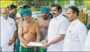  ?? PTI ?? Tamil Nadu CM E Palaniswam­i receives a memorandum from the state farmers who are protesting at Jantar Mantar on Sunday.