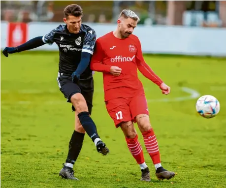  ?? Foto: Daniel Worsch ?? Es geht wieder los: Simon Schröttle (links) und der FC Ehekirchen starten am Dienstag in die Vorbereitu­ng. Bereits am Mittwoch steht das erste Testspiel beim FC Augsburg II auf dem Programm.