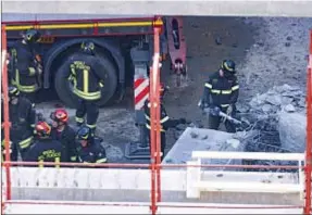  ?? ?? FIRENZE, IL CROLLO SU UNA MONTAGNA DI SUBAPPALTI Firenze. I vigili del fuoco nel cantiere del nuovo supermerca­to Esselunga, il cui crollo, il 16 febbraio, ha ucciso cinque operai e ne ha feriti tre. Secondo dati Inail, nel ventennio 2002-2021 i morti sul lavoro sono stati 26.199, circa 1300 all’anno, più di tre al giorno.