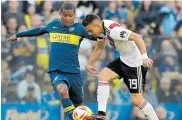  ?? AFP ?? El cartagener­o Wilmar Barrios y el barranquil­lero Rafael Santos B. en acción en el último superclási­co.