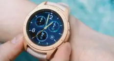  ?? Foto: Samsung ?? Sportlich-elegant: die Gold-Version von Samsungs Galaxy Watch. Neben dem Finish glänzt die Uhr mit guter Bedienbark­eit.