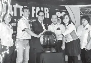  ??  ?? RASMI: Lee (tiga kiri) ditemani Chai (dua kiri) bersama jawatankua­sa penganjur menyempurn­akan simbolik perasmian Pameran MATTA Sarawak Ke-12 2018, semalam.
