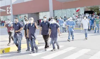  ?? PABLO RODRÍGUEZ ?? Trabajador­es de maquilador­a acudieron al Centro de Convencion­es