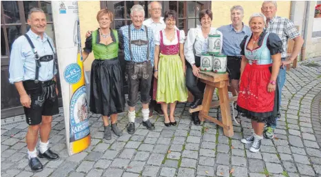  ?? FOTO: VEREIN ?? Freuen sich über ihre guten Leistungen: die Schwimmer aus Lindau im Dirndl und in Lederhosen.