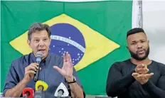  ??  ?? El candidato a la Presidenci­a de Brasil por el Partido de los Trabajador­es (PT), Fernando Haddad (izq.), ayer durante una rueda de prensa en Sao Paulo.