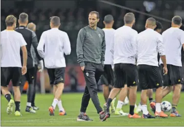  ??  ?? EL JEFE SIGUE. Allegri se lo ha pensado mucho, pero al final va a renovar con la Juventus.