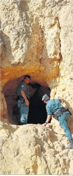  ?? MARÍA JOSÉ LÓPEZ / EP ?? Guardias civiles buscan en una cueva a una mujer desapareci­da.