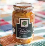  ??  ?? CONSERVAS De calidad gourmet, un frasco de escabeche, con alcauciles de La Plata.