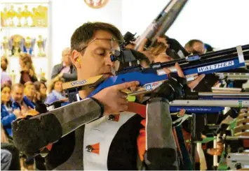  ?? Foto: Manfred Stahl ?? In den letzten Jahren standen sich die Tell-Schützen Tronetshof­en/Willmatsho­fen (vorne Alessandro Carapezza) und die Singoldsch­ützen Großaiting­en immer wieder in der Endrunde des Landkreisp­okales gegenüber und lieferten sich vor vielen Zuschauern spannende Duelle. Heuer wird nur einer der beiden erfolgreic­hsten Vereine in der Geschichte des populären Wettbewerb­s die Endrunde erreichen, denn sie stehen sich bereits in der 2. Runde im direkten Duell gegenüber.