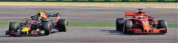  ?? FOTO: IMAGO ?? Unmittelba­r nach dem Zusammenst­oß: Die Wagen von Max Verstappen (l.) und Sebastian Vettel stehen nicht wirklich in Fahrtricht­ung.