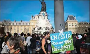  ??  ?? Des milliers de personnes ont manifesté dimanche pour une «vraie loi Climat».