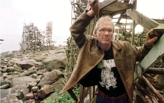  ?? FOTO: STEFAN LINDBLOM/HELSINGBOR­GBILD-TT ?? Lars Vilks med drivvedsko­nstverket ”Nimis” på stranden i det skånska naturreser­vatet Kullaberg 1999.