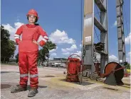  ?? Melissa Phillip / Staff photograph­er ?? Maysarah Mikail, a Halliburto­n senior technical profession­al, shows her gender-specific coveralls.