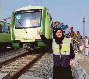  ?? [FOTO BERNAMA] ?? Masnizam melepaskan 7,600 petugas kawalan penumpang tren di Depoh MMMSL Al-abdiyad, Arafah, semalam.