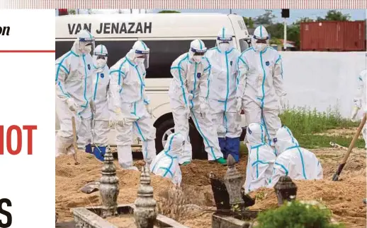  ?? PIC BY NIK ABDULLAH NIK OMAR ?? Frontliner­s and family members in personal protective equipment burying a couple who died of Covid-19 in Tumpat, Kelantan, last Sunday.