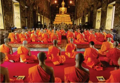  ??  ?? Nel tempio Monaci buddhisti in preghiera