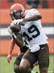  ?? KEN BLAZE — ASSOCIATED PRESS ?? Browns receiver Corey Coleman catches a pass on Aug. 2 in Berea.