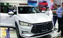  ?? CAO YINGYING / CHINA DAILY ?? A BYD model attracts visitor attention at the Chengdu auto show.