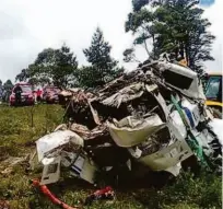  ?? Divulgação/bombeiros ?? Destroços do helicópter­o que caiu no pico de Itapeva, próximo a Campos do Jordão (181 km de SP)