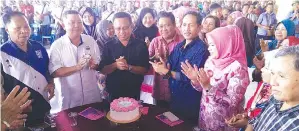  ??  ?? BOLKIAH dan Richard diraikan dalam sambutan ulang tahun kelahiran mereka.