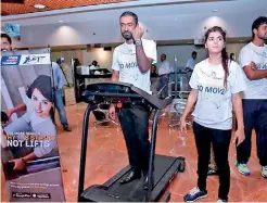  ??  ?? HNB customer Thivaharan Arunagirin­athan completes 10,000 steps at the HNB FIT launch