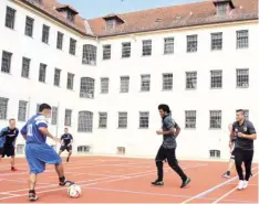  ?? Foto: Schopf ?? Beim Besuch in der JVA Niederschö­nenfeld kicken FCA-Profis Caiuby und Raúl Bobadilla mit Gefangenen auf dem neu eingeweiht­en Sportplatz der Anstalt.