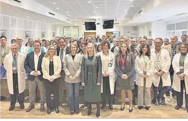  ?? ?? Foto de varios de los asistentes a la presentaci­ón oficial del nuevo director del Puerta del Mar de Cádiz.