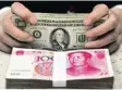  ?? Foto: dpa ?? Amerikanis­che Dollarnote­n und chinesi  scher Renminbi.