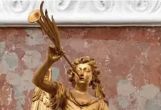  ?? Foto: Annette Zoepf ?? Der Friedensen­gel auf der Kanzel von St. Anna bläst als Herold die Posaune und offenbart sich als Engel des Jüngsten Gerichts.