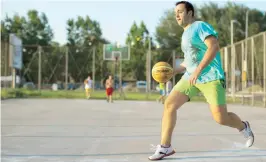  ??  ?? Un aficionado serbio practica sus movimiento­s en una cancha a las afueras del Belgrado Arena, sede del Repechaje desde mañana.