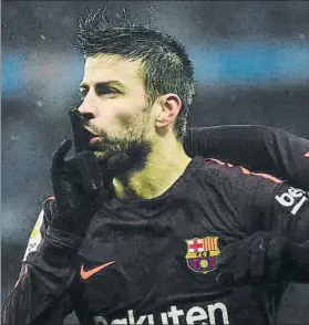  ?? FOTO: MANEL MONTILLA ?? Gerard Piqué reaccionó así tras su gol dirigiéndo­se a la afición del Espanyol