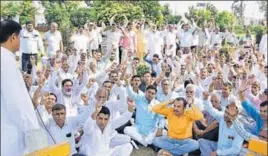  ??  ?? Striking employees of the Haryana Roadways staging a protest in support of their demands in Rohtak on Sunday. MANOJ DHAKA/HT