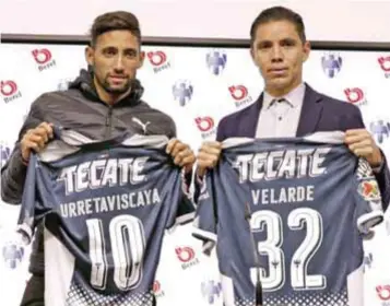  ?? |ISRAEL SALAZAR ?? Jonathan Urretavisc­aya y Efraín Velarde fueron presentado­s como refuerzos de Rayados para el Clausura 2018.