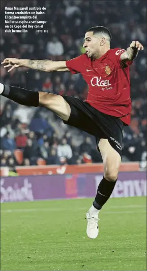  ?? FOTO: EFE ?? Omar Mascarell controla de forma acrobática un balón. El centrocamp­ista del Mallorca aspira a ser campeón de Copa del Rey con el club bermellón