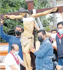  ?? /DAVID BELLO ?? Pocos fieles participar­on en el vía crucis de San José.