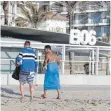  ?? FOTO: CLARA MARGAIS/DPA ?? Zwei Hamburger am Strand von Arenal auf Mallorca.