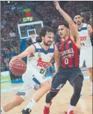  ?? FOTO: EFE ?? Llull intenta superar a Larkin