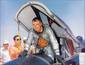  ?? NASA ?? Robert ”Bob” White après un vol sur X-15. Le pilote atteignit Mach 4 le 7 mars, pour finir à Mach 6 au mois de novembre.