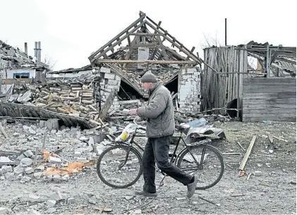  ?? AFP ?? Destrucció­n. Un residente de la localidad ucraniana de Velyka Pysarivka, pasa junto a casas destruidas.