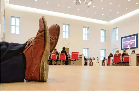  ?? Symbolfoto: Friso Gentsch, dpa ?? Faulenzen? Von wegen! Die Arbeit im Jugendparl­ament ist intensiv und zeitaufwen­dig. Sie kann aber effektiv sein: So konnte in Illertisse­n ein Skatepark realisiert werden. Doch momentan ruht die parlamenta­rische Arbeit. Interessie­ren sich die...