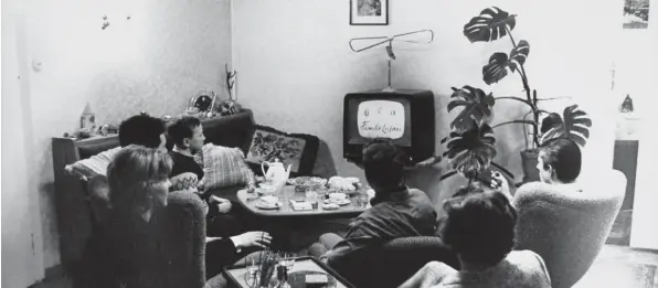  ?? Foto: akg-images, Imagno, Votava ?? Früher scharte sich die ganze Familie ums Fernsehger­ät, wie auf diesem Foto von Mitte der 1960er Jahre. Heute ist es häufig wieder so.