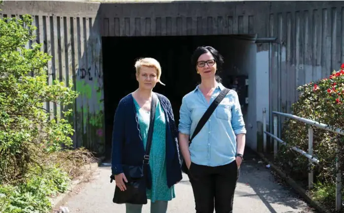  ??  ?? KRITISKE: Cecilie Wroldsen (til v.) og Ann Kristin Ramstrøm er kritiske til det som skjer ved Strax-huset.