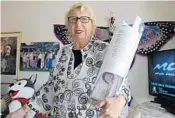  ?? JIM RASSOL/STAFF PHOTOGRAPH­ER ?? Deerfield Beach resident RuthWolf holds a canister of pennies she’s collected. Wolf collects the coins as part of a fund-raising effort for her New Jersey synagogue.