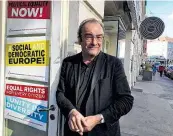  ??  ?? Mit den Slogans des „European Balcony Projets“: Robert Menasse