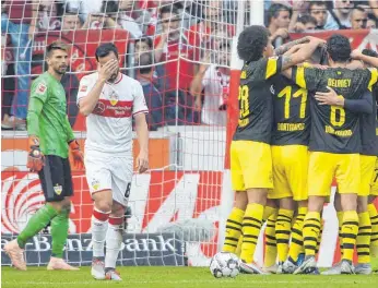  ?? FOTO: DPA ?? Wie verteidige­n wir da eigentlich? Stuttgarts Gonzalo Castro mag beim BVB-Jubel gar nicht hinsehen.